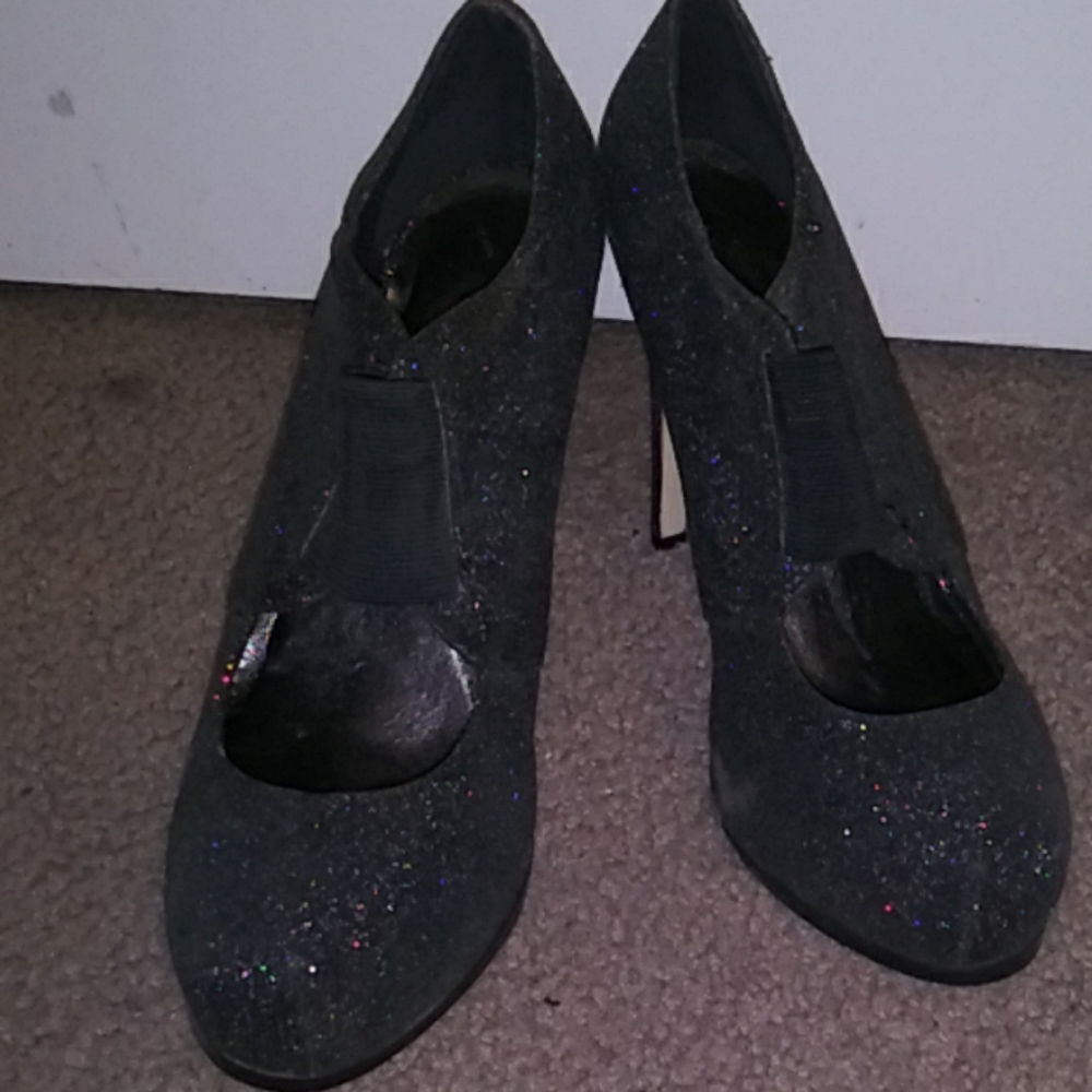 Heels - Picture 2 of 3